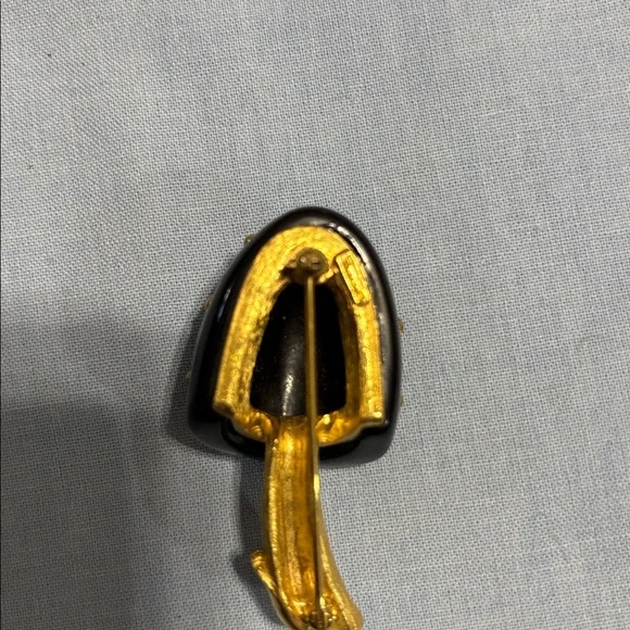 Vtg Black enamel and Goldtone Trifari Mushroom Brooch - Picture 3 of 3